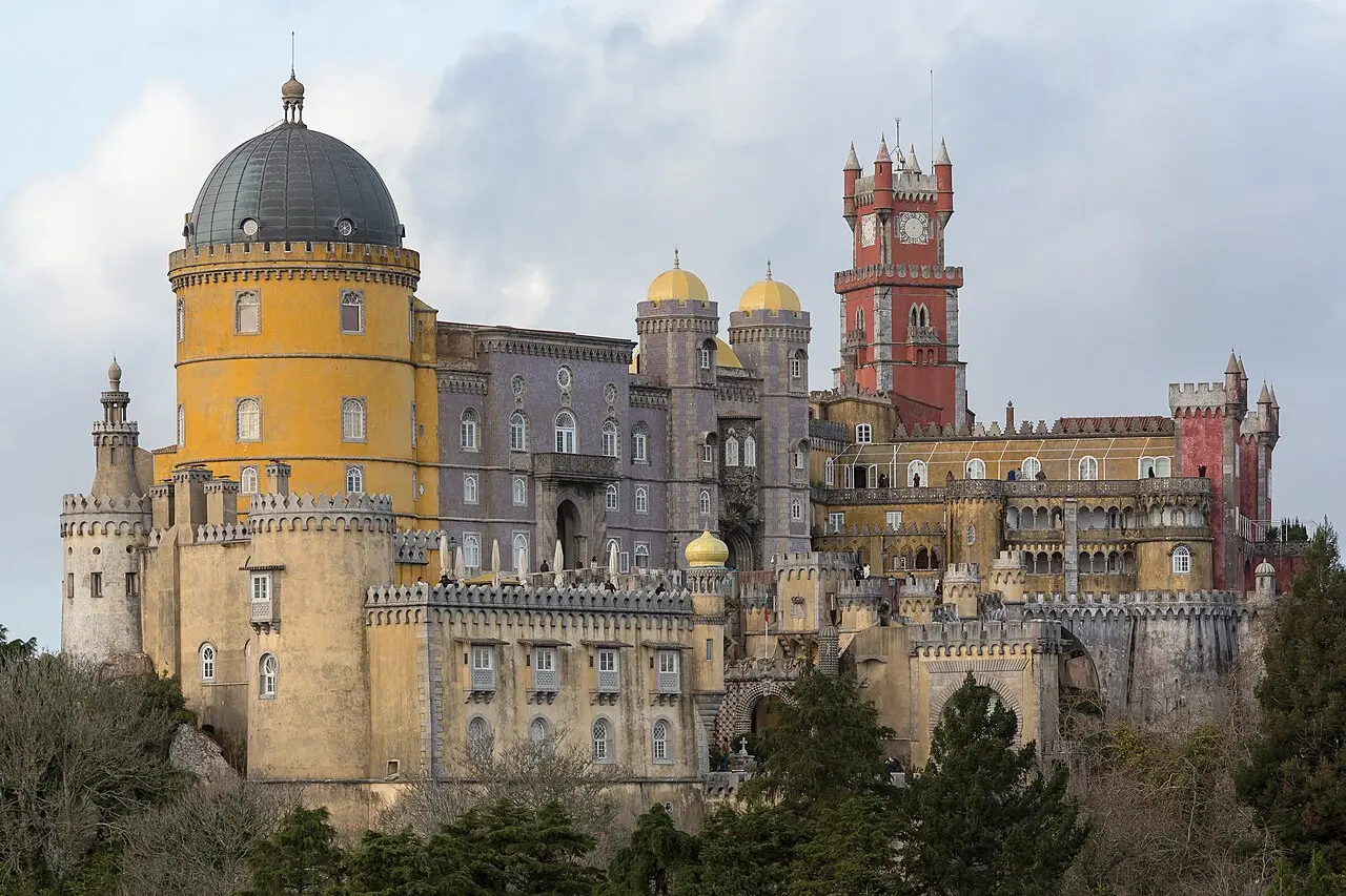 Palácio Nacional da Pena entre as colinas de Sintra