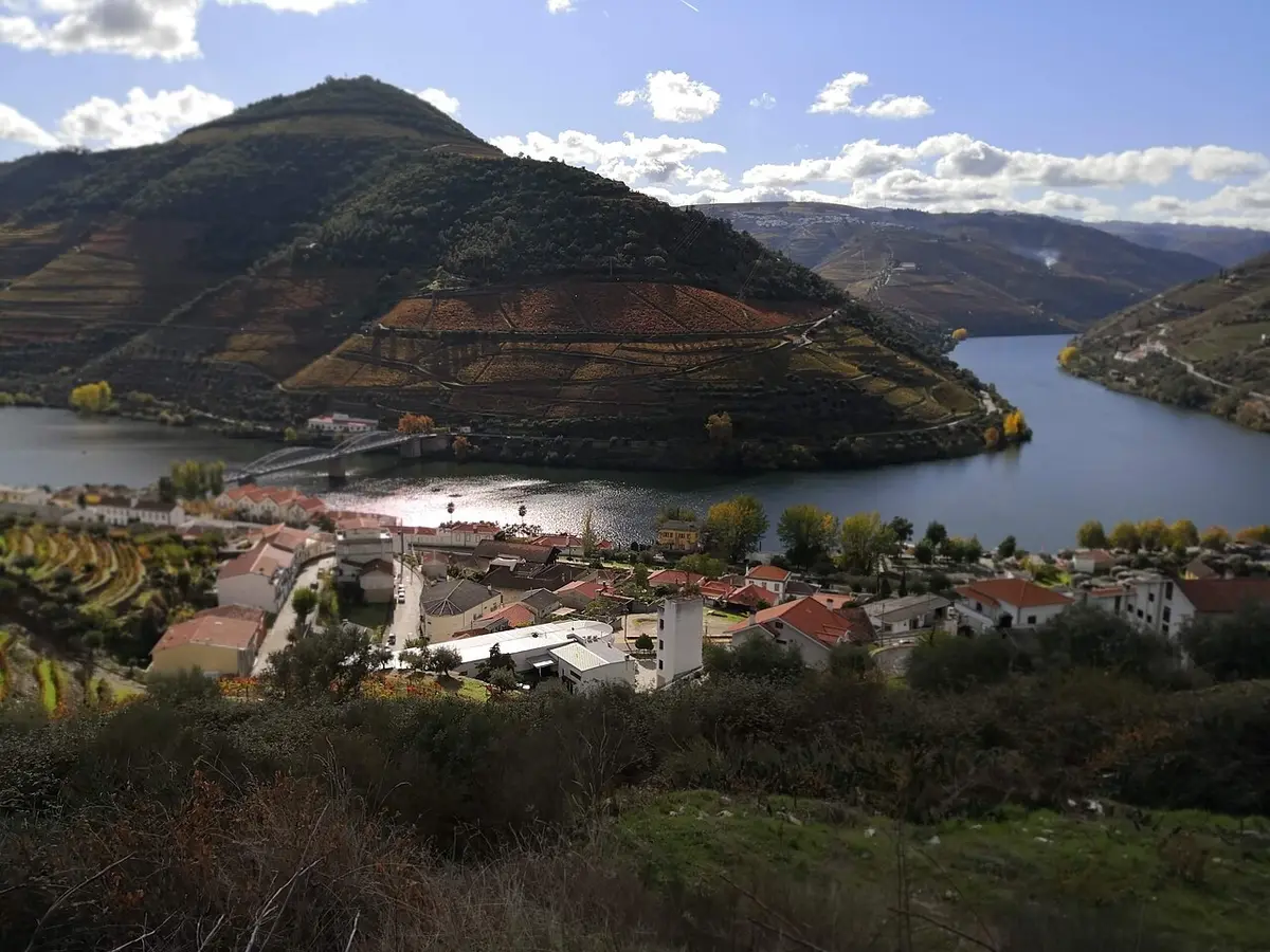 Rio Douro entre colinas e vinhedos no norte de Portugal