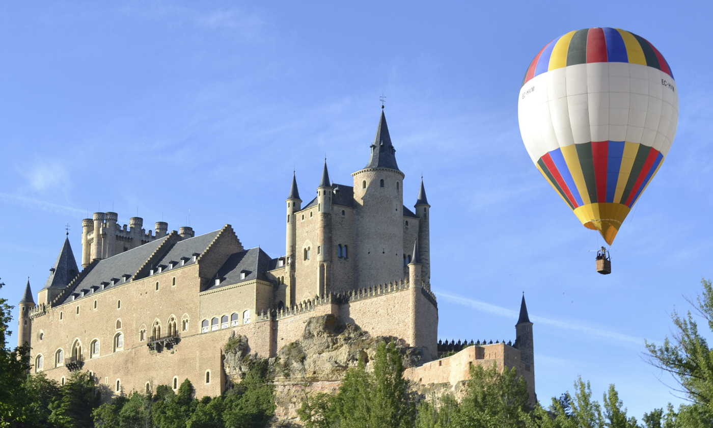 Balão de ar quente sobrevoando o Alcázar e a paisagem de Segóvia, Espanha