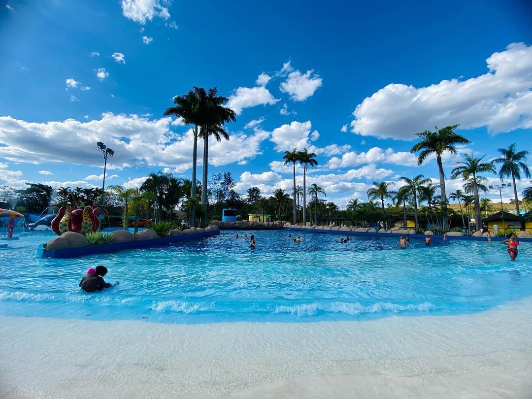 Piscina de Ondas no Parque Aquático Aldeia das Águas
