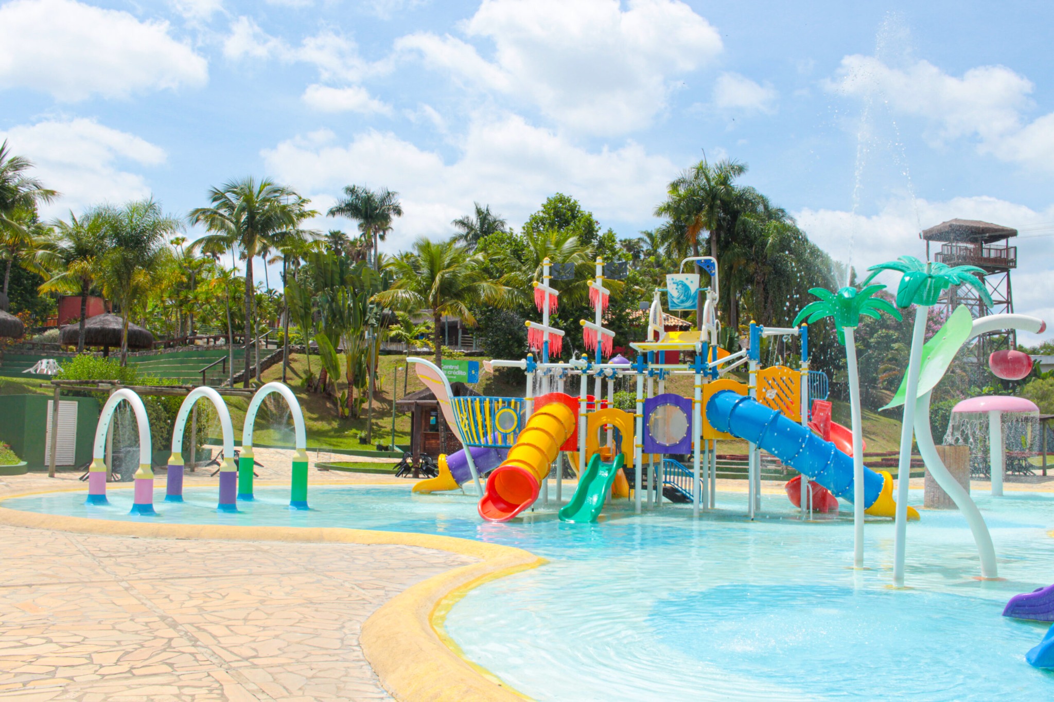 Piscina infantil com escorregadores coloridos da Aldeia dos Piratinhas