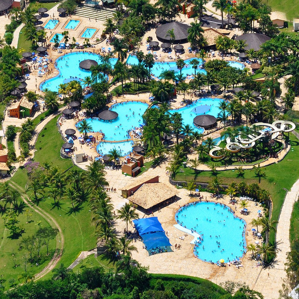 Vista aérea das piscinas e áreas verdes do Parque Aquático Aldeia das Águas