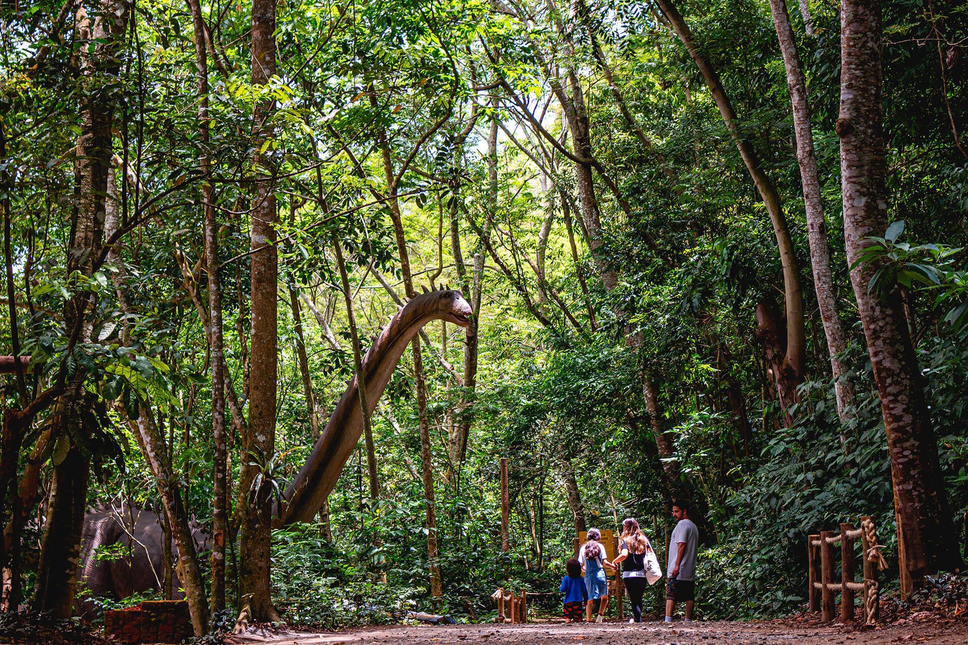 Dinossauros em meio à natureza no parque Terra dos Dinos, em Miguel Pereira