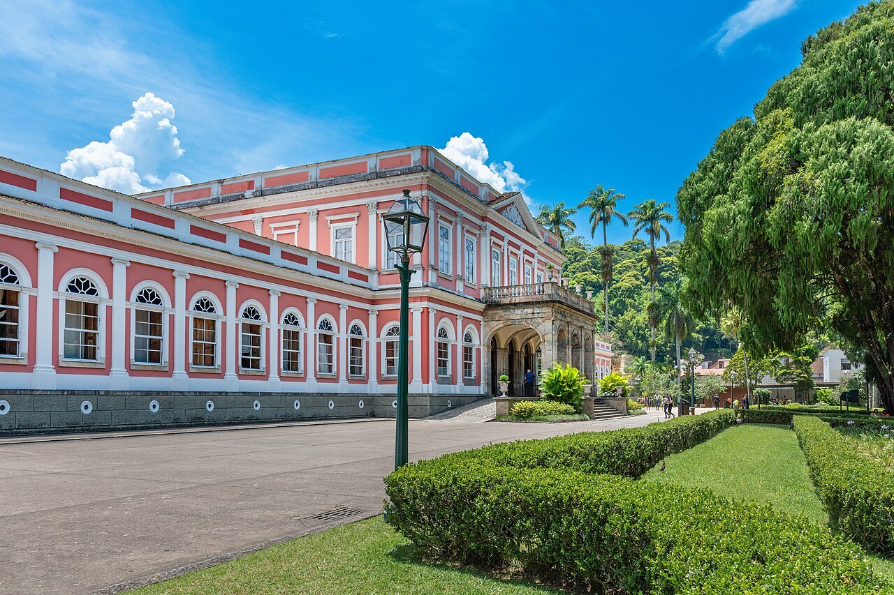 Fachada do Museu Imperial cercada pelos jardins, em Petrópolis