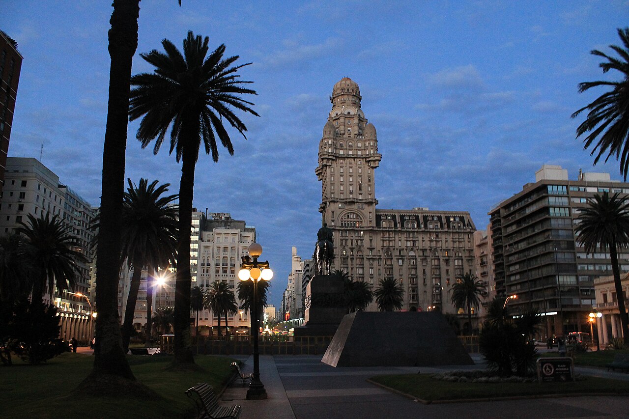 Palácio Salvo e Plaza Independencia em Montevidéu, Uruguai