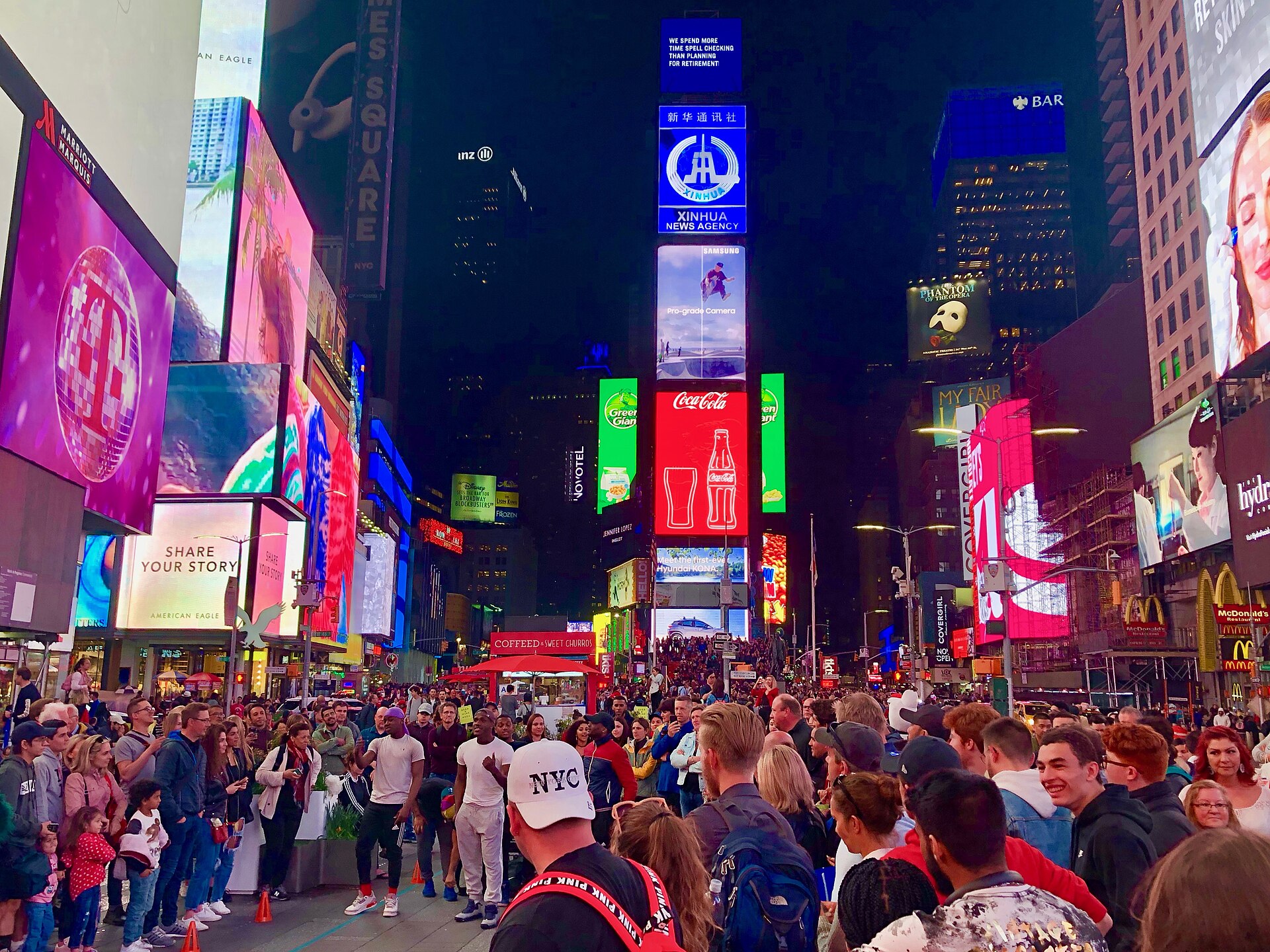Luzes e movimento na Times Square, em Nova York