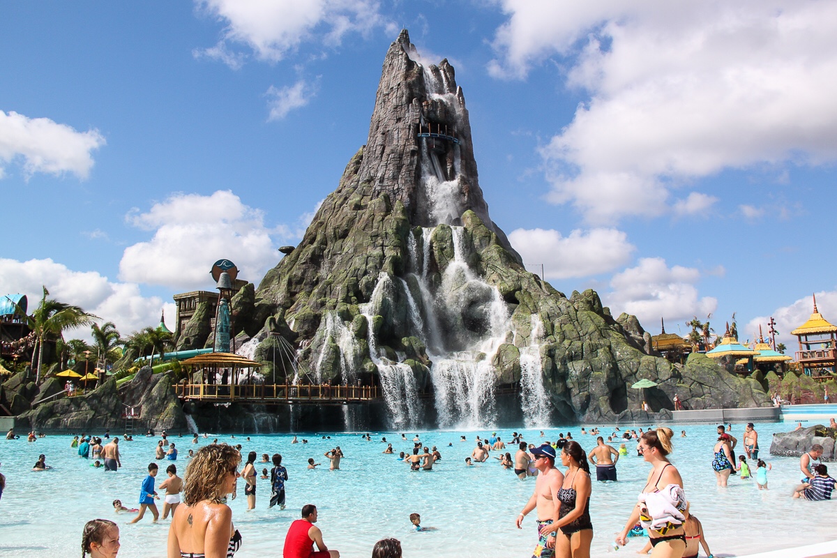 Vulcão Krakatau e piscinas no Universal Volcano Bay