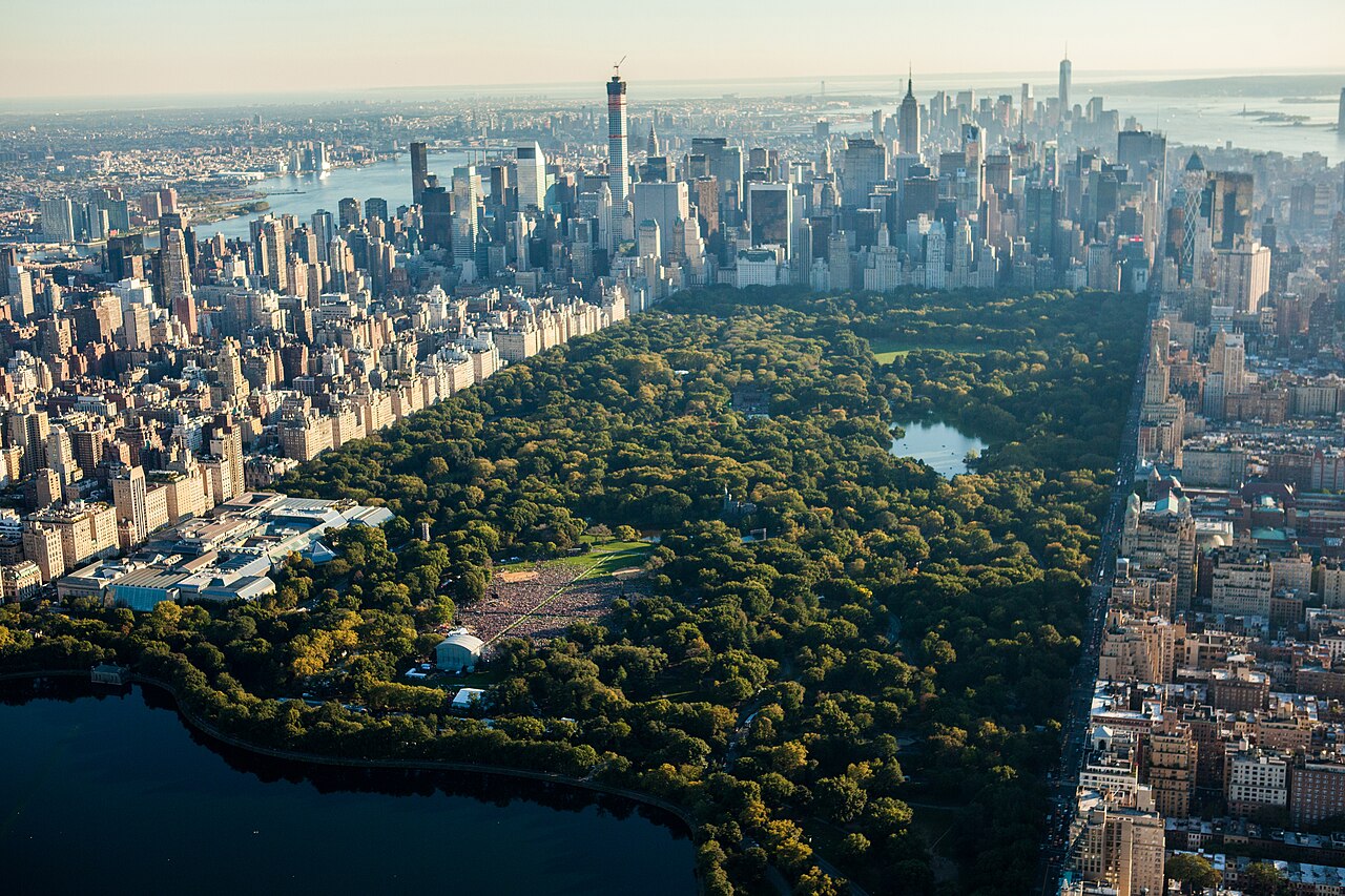 Vista aérea do Central Park cercado pelos edifícios de Manhattan