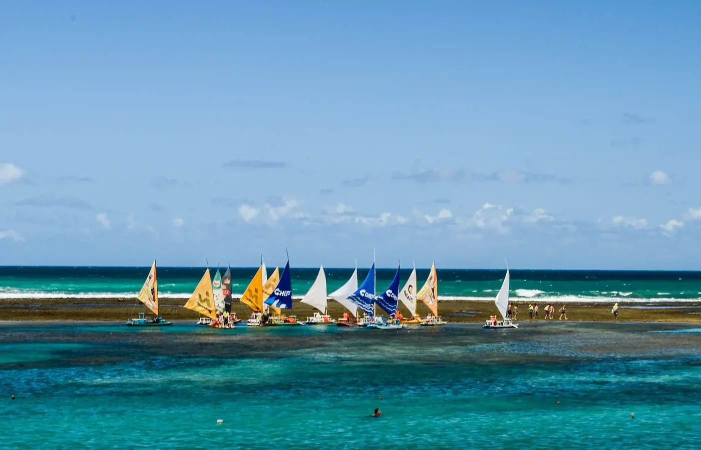 Piscinas naturais e jangadas no mar de Porto de Galinhas