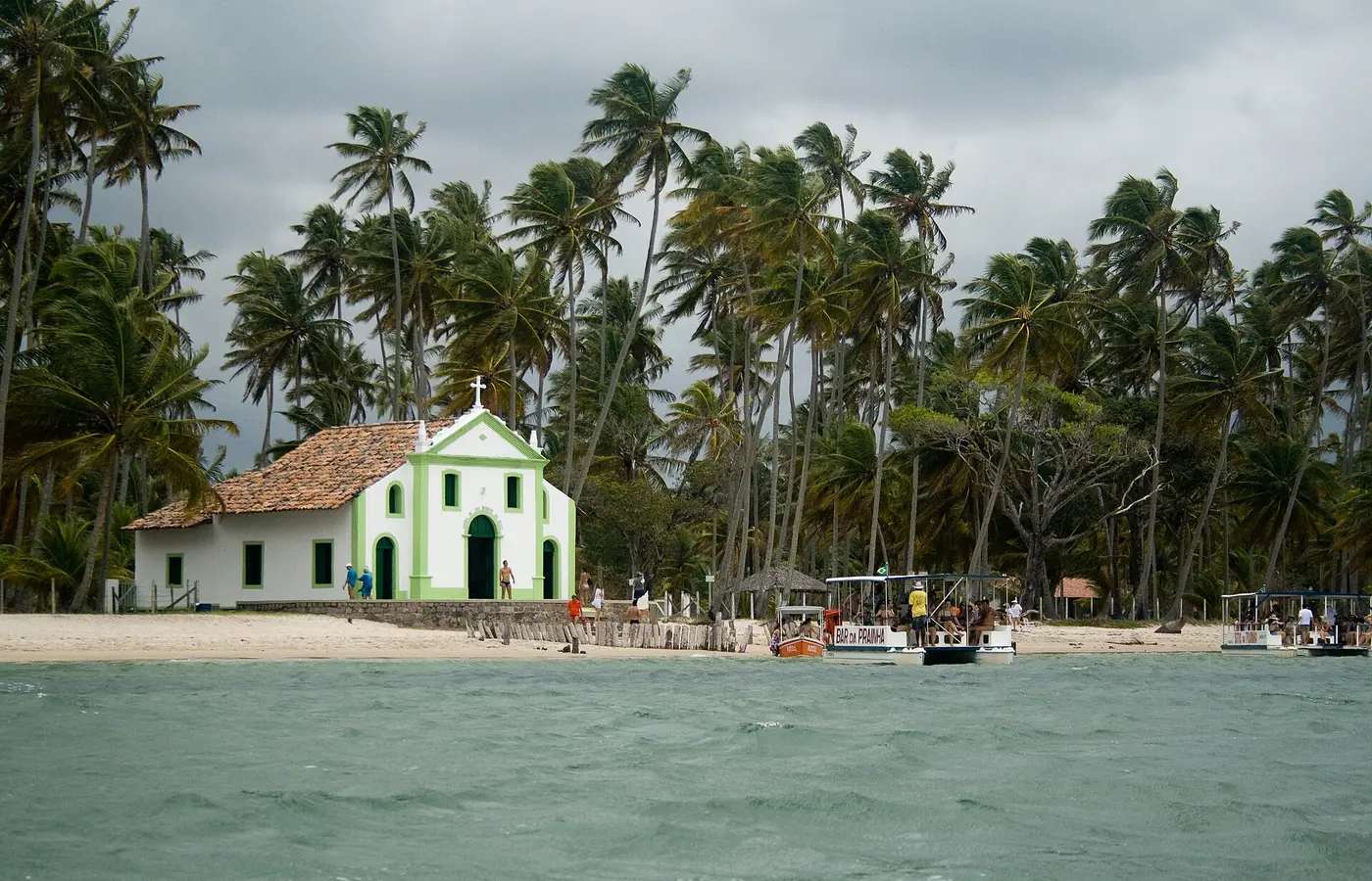 Praia dos Carneiros com coqueiros e águas claras no litoral de Pernambuco